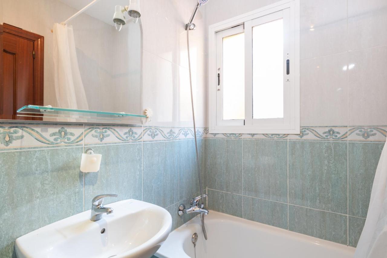 Renthas Pedregalejo Beach Apartments Малага Екстериор снимка
